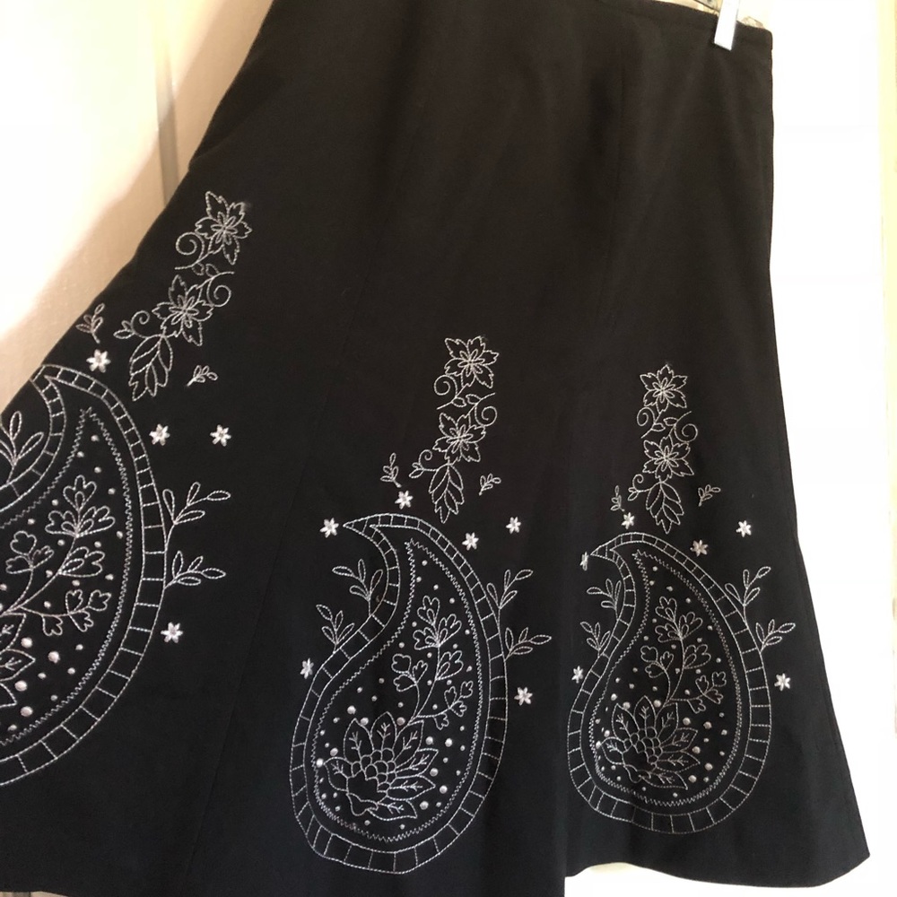 Embroidered black trumpet skirt 6P